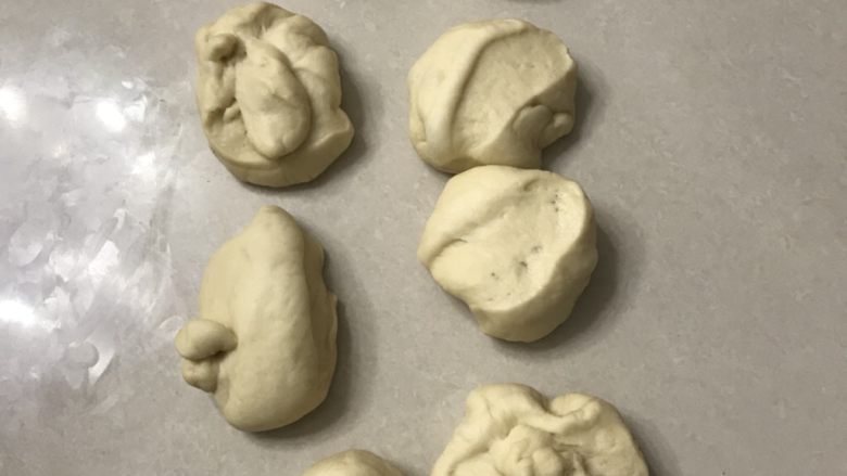毛毛虫豆沙面包,平均分成8份,揉圆全程加盖保鲜膜,松弛15分钟