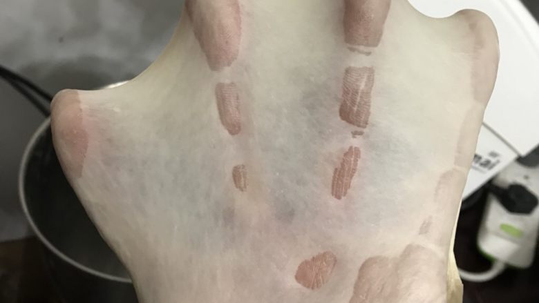 毛毛虫豆沙面包,2档把黄油揉进面团后转5档揉出手套膜,也就是说完全扩展阶段