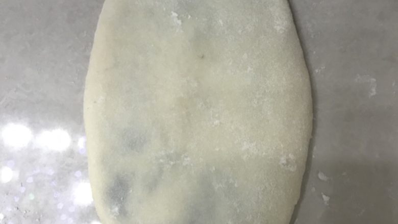 毛毛虫豆沙面包,用擀面杖从中间慢慢向两头擀,不要太使劲哦