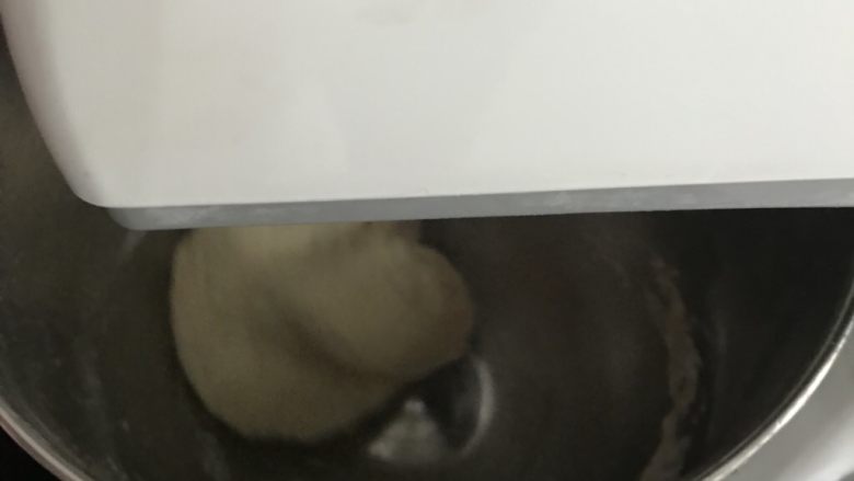 毛毛虫豆沙面包,开动厨师2档转5档,揉至扩展阶段,能够拉出厚一点的膜,洞口边上有锯齿状