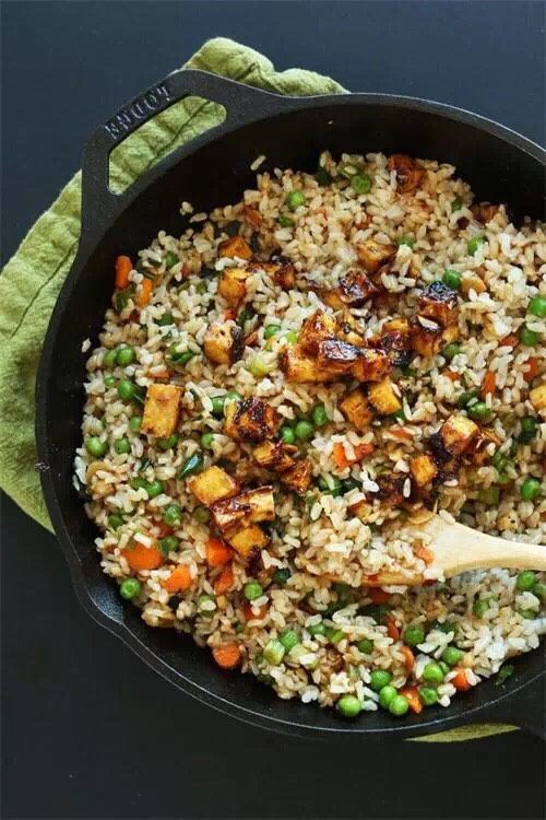 豆腐素食炒饭,6、把豆腐、米饭和剩下的酱汁一起放到锅里,中火翻炒3分钟,出锅即可。