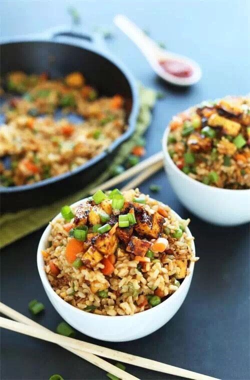 豆腐素食炒饭,豆腐烤过之后又脆又香,酱汁渗到米饭和食材里,喷香入味,好吃到舔盆!