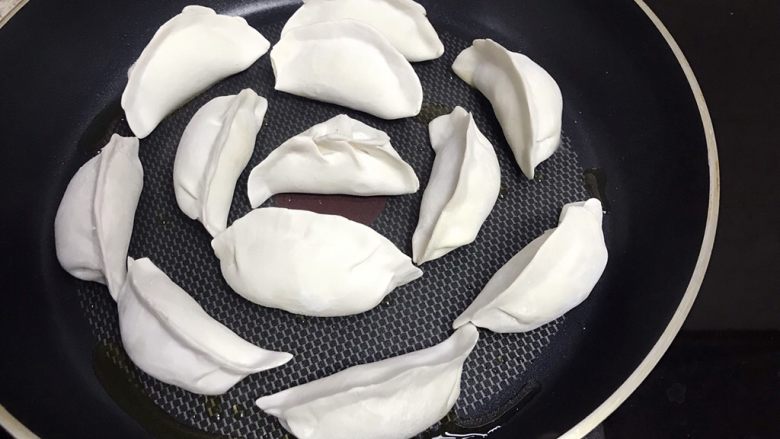 煎饺卧蛋,放入冻水饺,冻水饺无需解冻直接放入