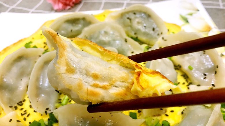 煎饺卧蛋,看看水饺底部,漂亮的金黄色