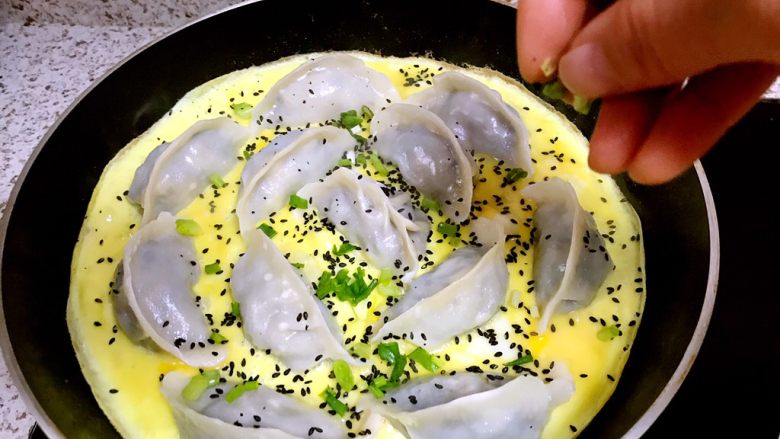 煎饺卧蛋,再撒上葱花,可以出锅啦