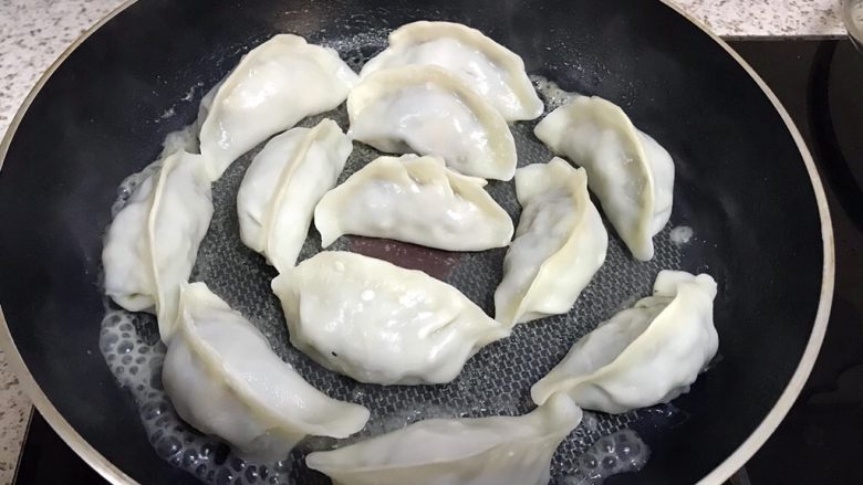 煎饺卧蛋,水干打开锅盖,调小火慢煎