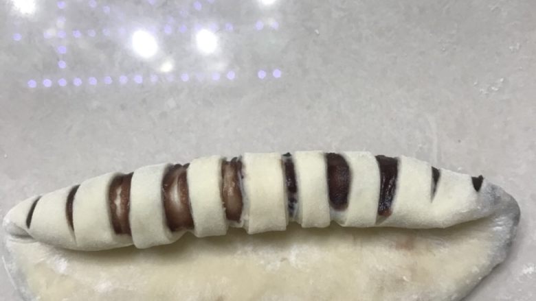 毛毛虫豆沙面包,轻轻翻面自上而下卷起,收口压在底下