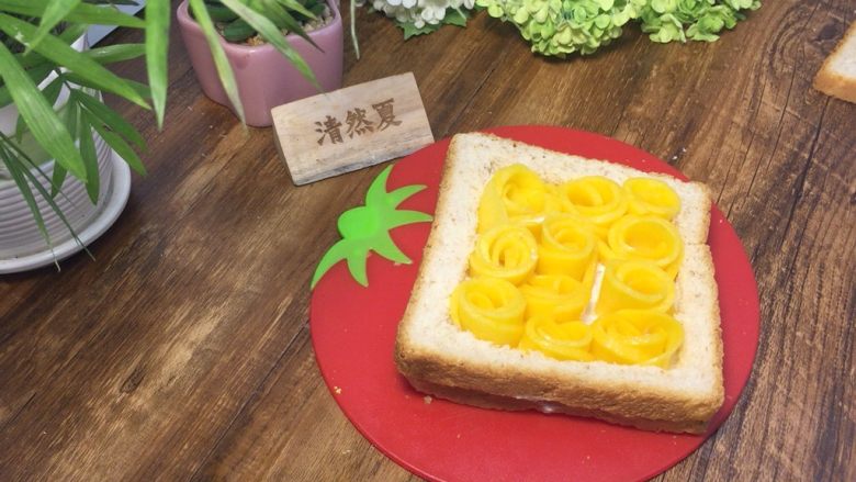 芒果花吐司,放满(其实还剩很多芒果片可以吃嘻嘻)