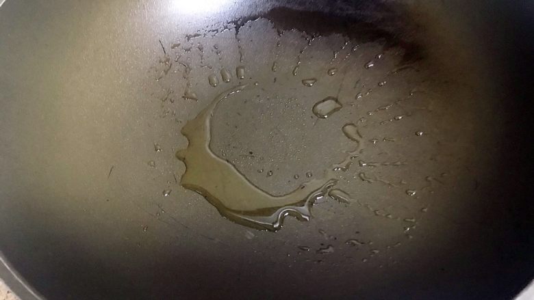 青椒炒蛋,起油锅,锅热加入适量油