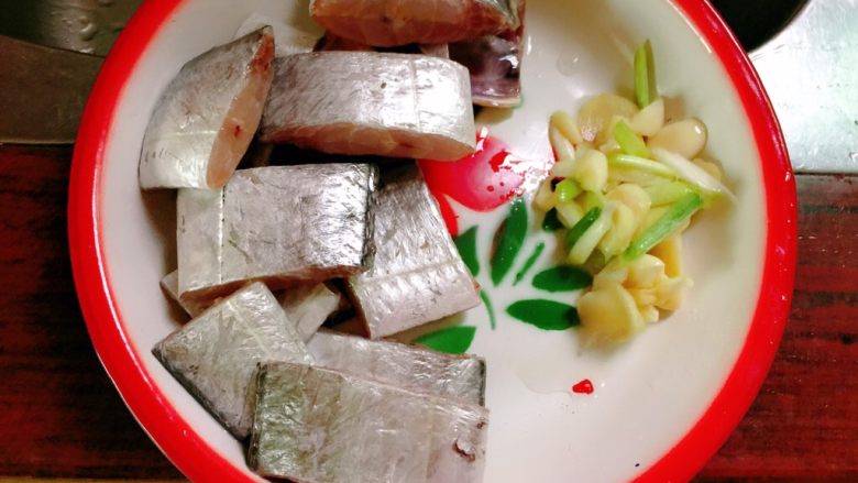 香煎带鱼,煎的时候把带鱼和姜葱蒜分开,如果鱼身还有盐,就洗去,沥干水。