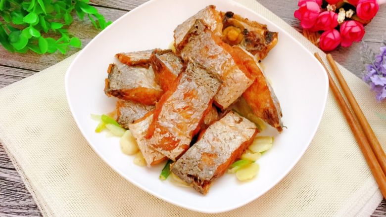 香煎带鱼,成品,出锅摆盘。