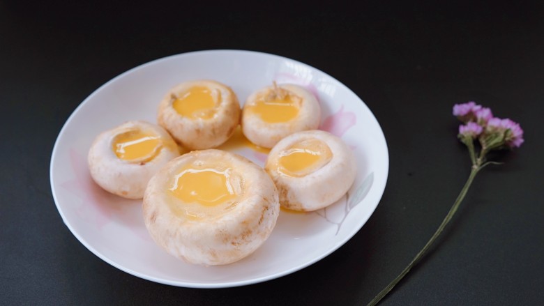 蘑菇蛋,一口一个超级鲜,用小勺子小心翼翼地舀出蛋液,盛在蘑菇头的凹部。