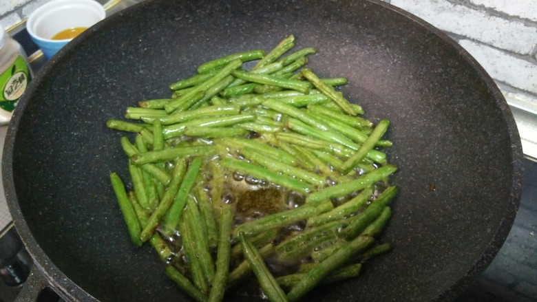 麻辣豆角,油热,下豆角,炒熟,盛出备用,把多余的油到出去,留底油