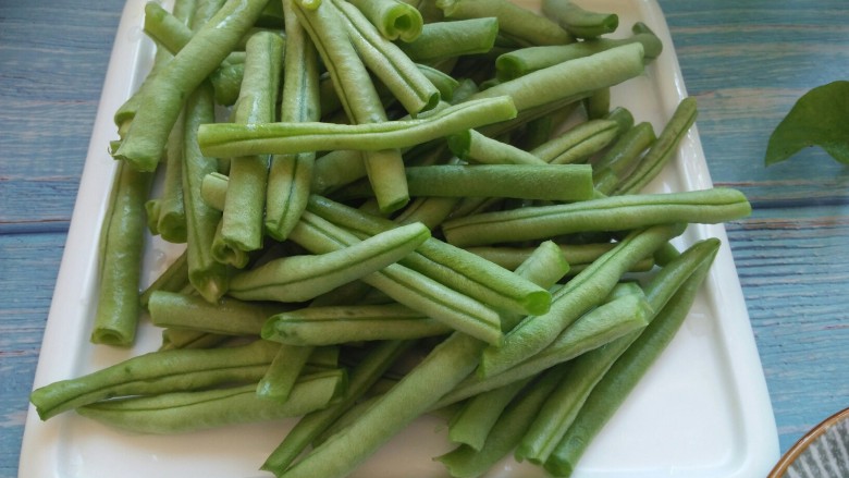 麻辣豆角,<a style='color:red;display:inline-block;' href='/shicai/ 3639'>豆角</a>洗净,掐掉两头,掰成小段