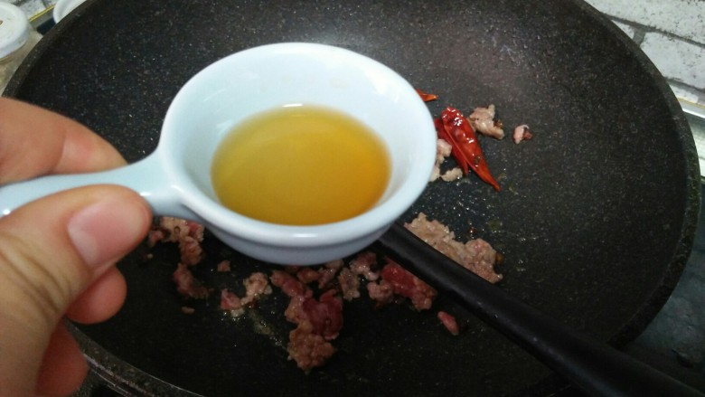 麻辣豆角,加<a style='color:red;display:inline-block;' href='/shicai/ 718'>料酒</a>