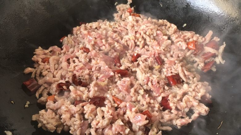 妈妈味道的菜 肉末花生米烧雪菜,放入肉末,将肉末滑散,炒至颜色变粉。