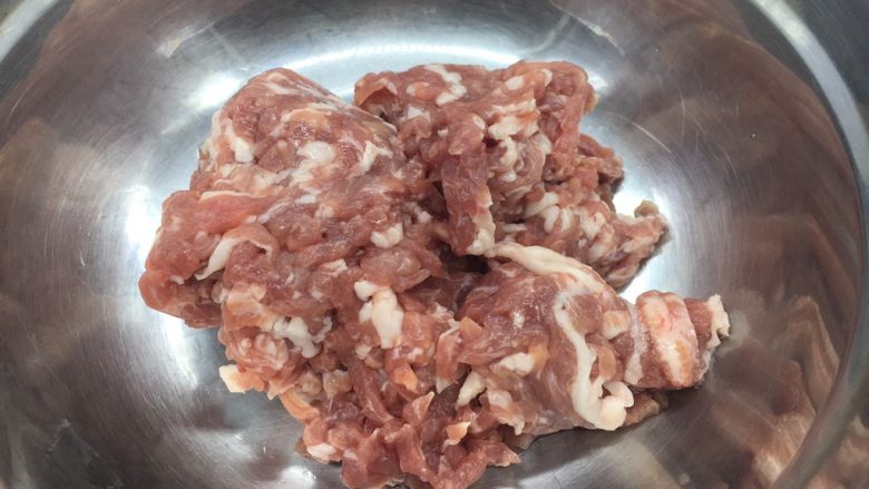 妈妈味道的菜 肉末花生米烧雪菜,猪肉200g,切成<a style='color:red;display:inline-block;' href='/shicai/ 442'>肉末</a>。
