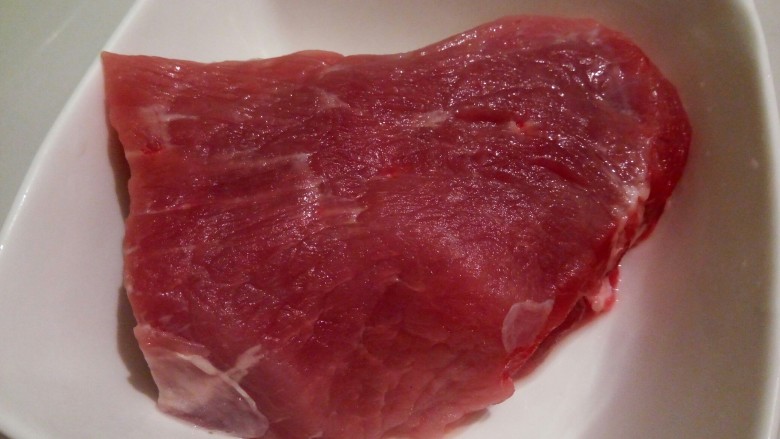 香菇饺子,猪后腿肉200克,肥油也可以加一点