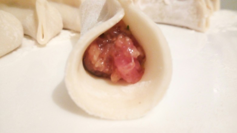 香菇饺子,中间先对折【饺子皮粘连的地方,可以沾点水】