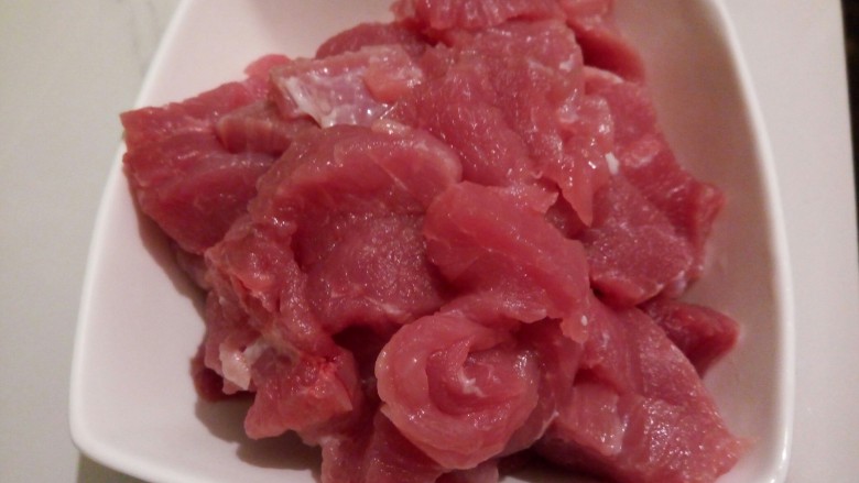 香菇饺子,<a style='color:red;display:inline-block;' href='/shicai/ 414'>猪肉</a>先切片,