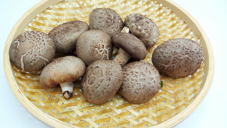 香菇饺子,买的新鲜<a style='color:red;display:inline-block;' href='/shicai/ 230'>香菇</a>,10个