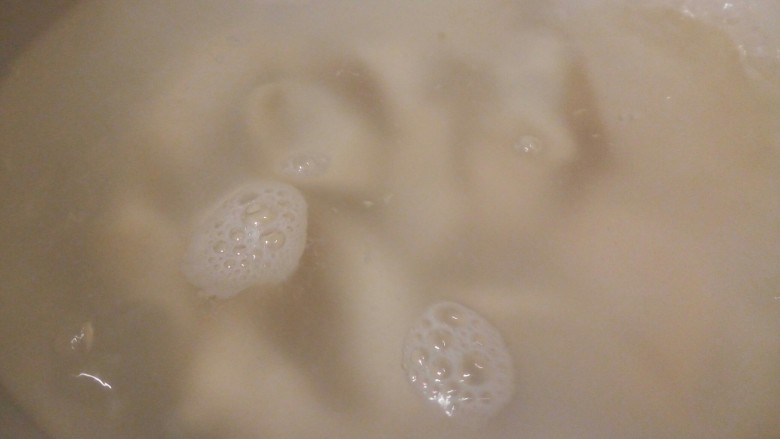 香菇饺子,锅里水微开,下饺子煮熟【中间水开的时候,可以加2次清水】