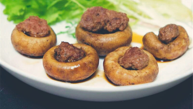 蘑菇蛋,一口一个超级鲜,加的水慢慢变干,蘑菇也慢慢变黄,变软,变熟了。
出锅,撒点生抽,一口一个,味道鲜美简直停不下来。