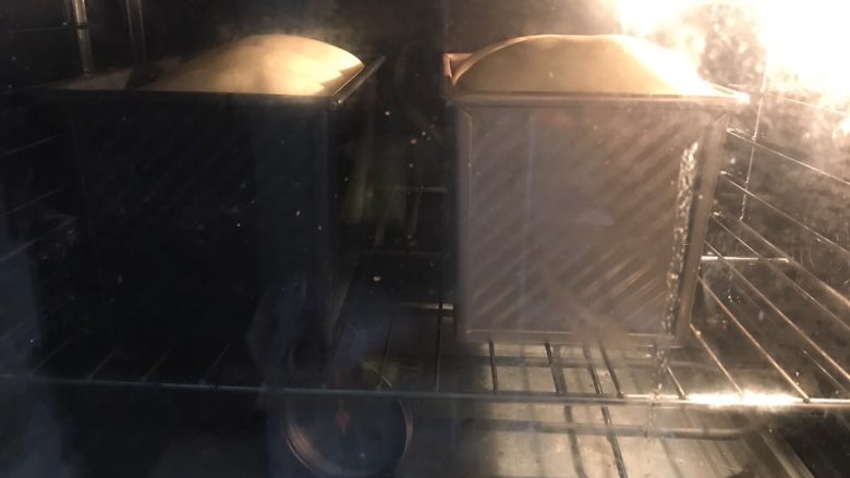 牛奶吐司,预热烤箱上火140下火180 烤40分钟左右即可