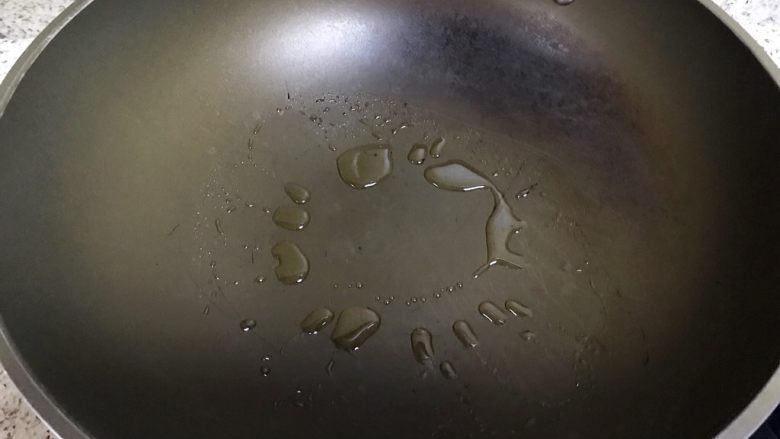 西芹炒腊肠,起油锅,锅热加入适量油