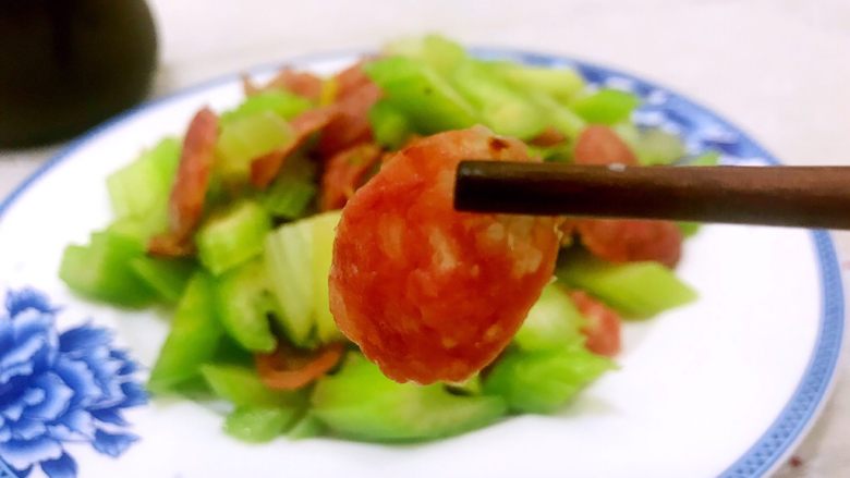 西芹炒腊肠,先来一块美味的腊肠吧,味道好极了😋