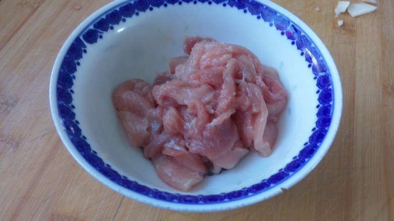 鸡腿菇炒肉,<a style='color:red;display:inline-block;' href='/shicai/ 429'>瘦肉</a>切片,加盐,加点水抓揉,把水吸收到肉里,加料酒继续抓揉。加水淀粉抓揉均匀锁水