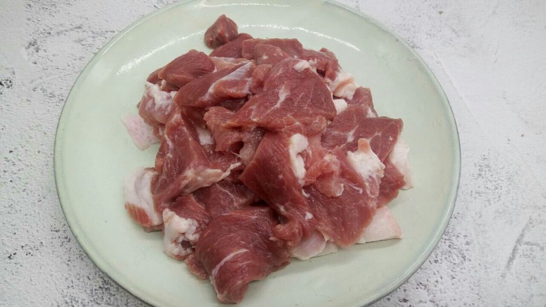 【味鲜汤美】茴香饺子,<a style='color:red;display:inline-block;' href='/shicai/ 414'>猪肉</a>切成小块,方便搅拌