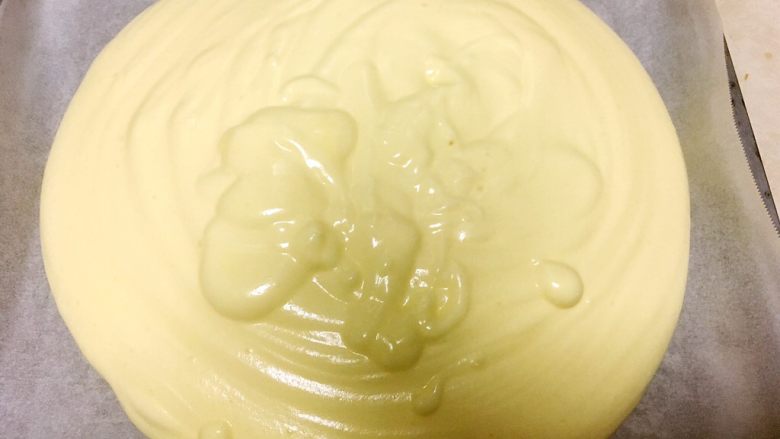 心心相印蛋糕,我用的30升烤箱自带的烤盘,烤盘铺油纸,将翻拌好的面糊倒入模具内