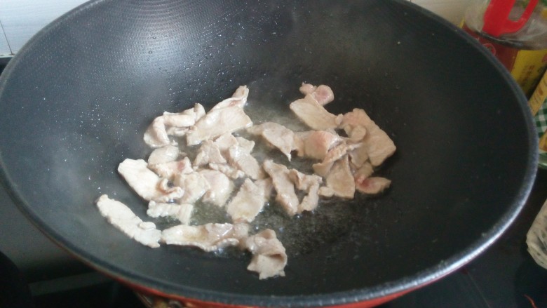鸡腿菇炒肉,锅中放油,三成热下入腌好的瘦肉,变色盛出备用