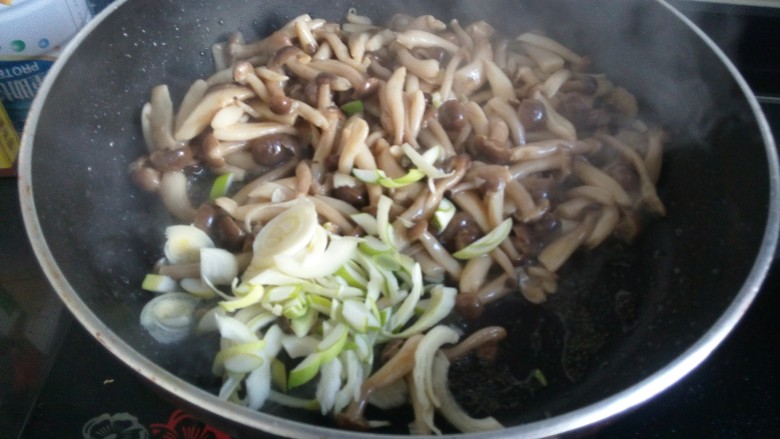 鸡腿菇炒肉,加葱姜蒜,继续大火翻炒