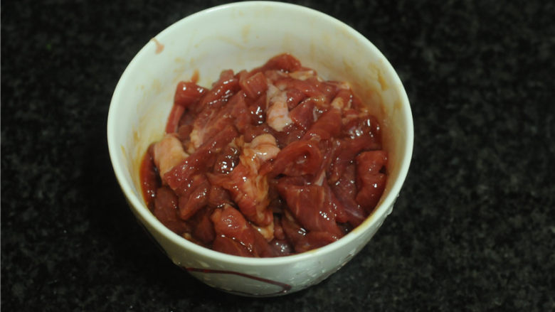 白菜牛肉香锅,<a style='color:red;display:inline-block;' href='/shicai/ 216'>牛肉</a>片用<a style='color:red;display:inline-block;' href='/shicai/ 721'>蚝油</a>腌制十分钟