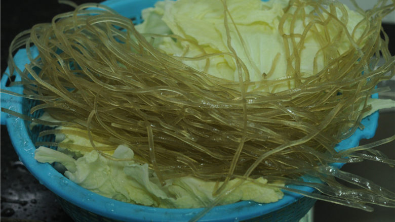 白菜牛肉香锅,<a style='color:red;display:inline-block;' href='/shicai/ 114'>白菜</a>、粉丝洗干净,粉丝用热水泡软