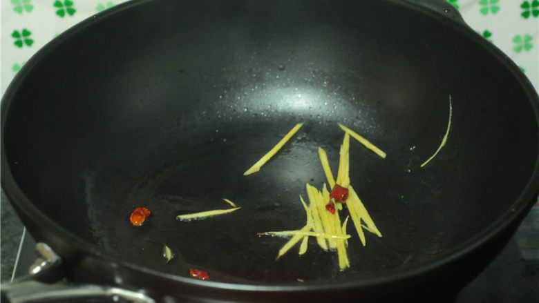 白菜牛肉香锅,油锅烧热,下入姜丝炒出香味后转小火,加入<a style='color:red;display:inline-block;' href='/shicai/ 86464'>干红辣椒</a>一起翻炒一下下,下入红辣椒后动作一定要快,红辣椒很容易糊锅。