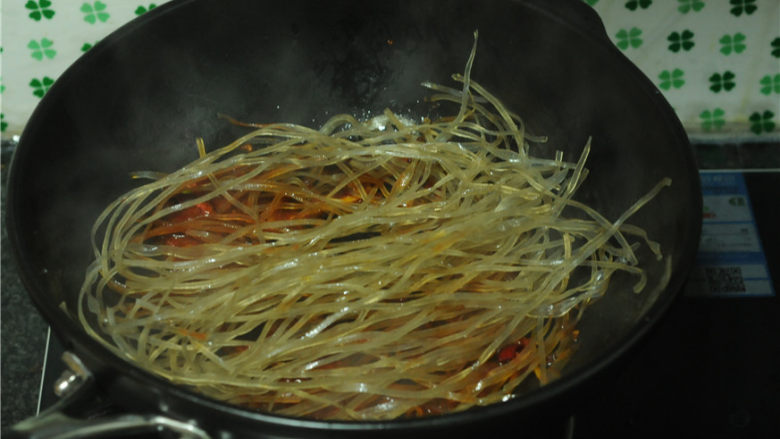 白菜牛肉香锅,加入泡软的粉丝,翻炒几下至均匀裹上豆瓣酱