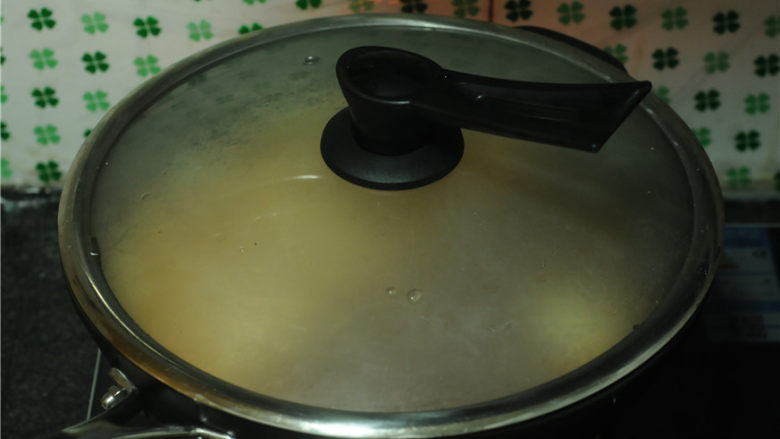 白菜牛肉香锅,盖上盖子,开锅后再煮两分钟,至<a style='color:red;display:inline-block;' href='/shicai/ 525'>粉条</a>变软