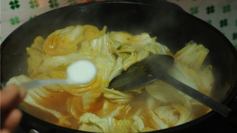 白菜牛肉香锅,微微烫软后加盐调味,翻拌均匀,将煮好的粉条和白菜捞出来铺在碗底备用