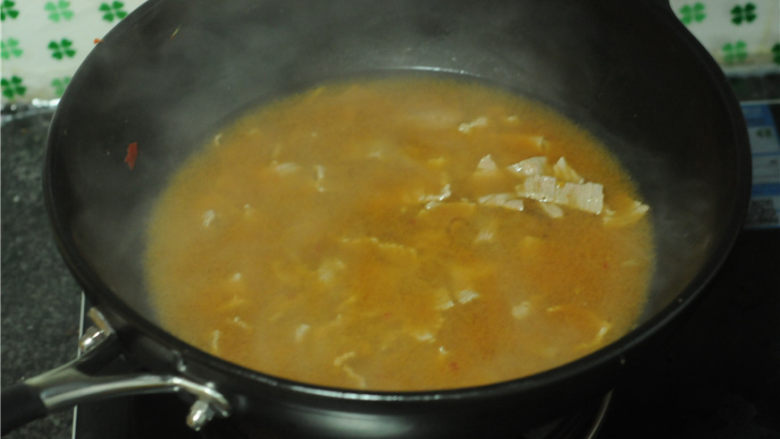 白菜牛肉香锅,腌制好的牛肉片倒入汆烫蔬菜的锅里,用筷子帮助划散,让肉片快速成熟