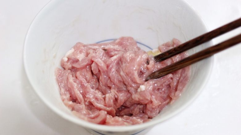 秋葵胡萝卜炒里脊,搅拌均匀至上劲,并腌制一会