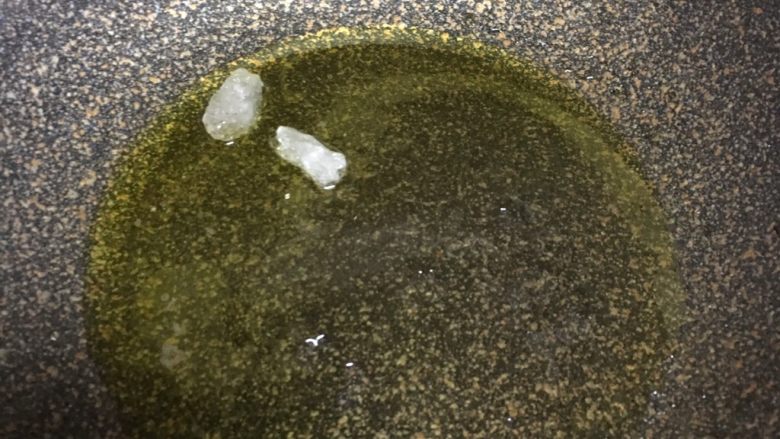 红烧冬瓜,热锅冷油,浅色炒糖,小火