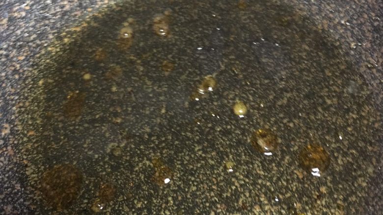 红烧冬瓜,糖化做棕色,不要冒泡,以免苦了