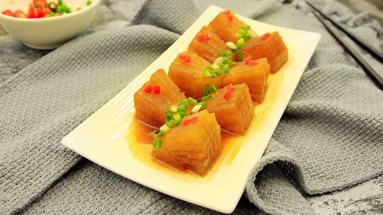 红烧冬瓜,色泽红亮,汁水饱满,比肉还好吃的冬瓜哦