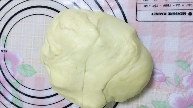 淡奶油豆沙软面包 ,将面团排气,盖上保鲜膜松弛15分钟。