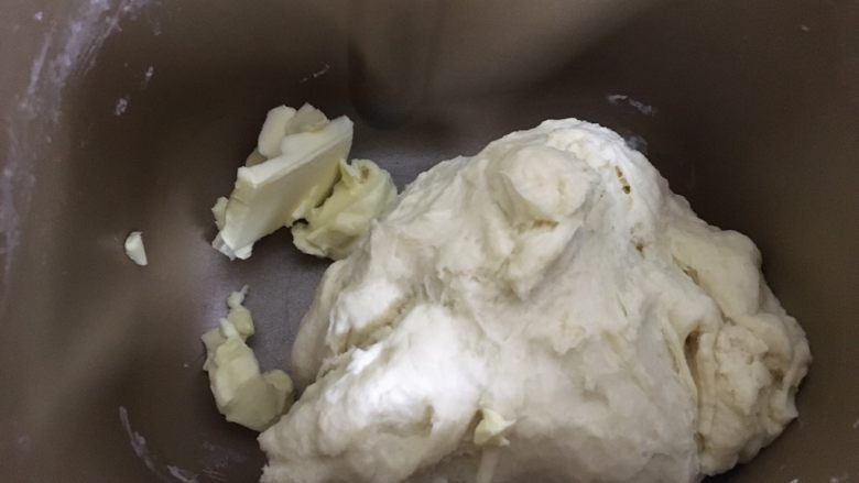 淡奶油豆沙软面包 ,20分钟后加入黄油,再和面一次