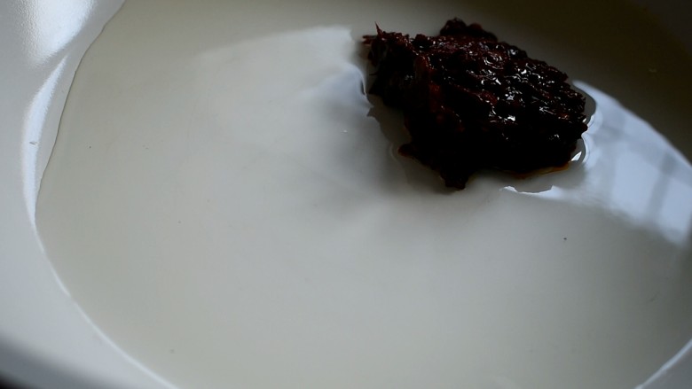 羊蝎子火锅,锅中倒油,加入2勺豆瓣酱