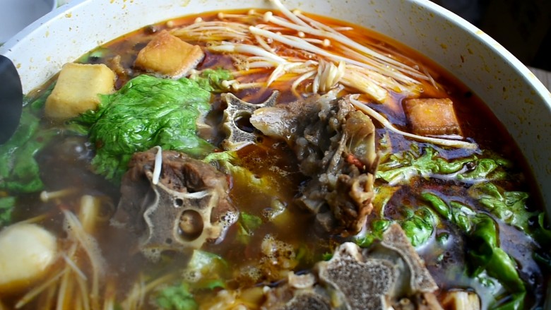 羊蝎子火锅,吃肉、涮菜、来口酒,齐啦!